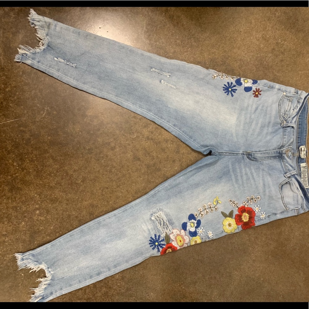 Embroidered cropped jeans sooo cute!!